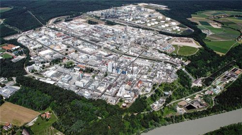 Das Werk der Wacker Chemie AG in Burghausen auf einem Archivbild aus der Luft: Das Unternehmen will seine Emissionen bis 2030 halbieren und bis 2045 klimaneutral sein. Foto dpa