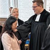 Zahlreiche Besucher lauschen der neuen Dekanatskantorin