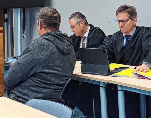 Der Angeklagte mit seinen Verteidigern, Dr. Markus Frank und Harald Baumgärtl. Foto Weiser