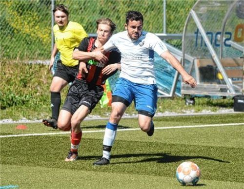 Der Auer Georg Siegmund (rechts) bremst hier den Sturmlauf des Brannenburgers Mika Hanssum aus.Foto Franz Ruprecht