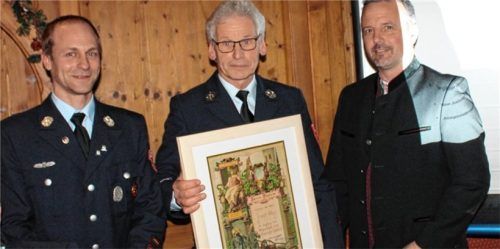 Der Erste Kommandant Matthias Höfer (von links) überreichte dem frischernannten Ehrenmitglied Josef Mayr (Mitte) seine Urkunde. Auch Bürgermeister Max Singer gratulierte. Fotos Strim
