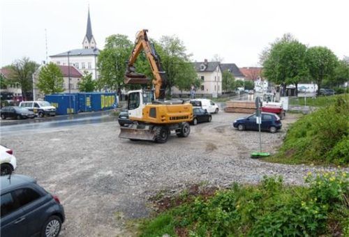 Der große Bagger kündigt die Baumaßnahmen auf dem Kolbermoorer Bahnhofsvorplatz schon mal an.