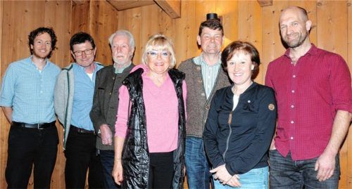 „Der günstigste Obst- und Gartenbauverein im gesamten Landkreis“: (von links) Christian Pichler (Kassier), Martin Schmid (Zweiter Vorsitzender), Andreas Perret (Vorsitzender), Theresia Schwemmer-Anzenberger (Schriftführerin), Alois Pichler (Beisitzer), Maria Schneebichler (Beisitzer), Alexander Lorenz (Beisitzer).Foto Reischl-Zehentbauer