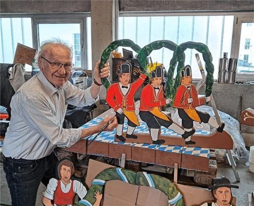 Der Kolbermoorer Maler Erich Wagner erweckte die Maibaumtaferl wieder zum Leben. Foto re