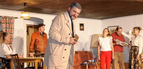 Der Kommissar (Georg Wörndl) ermittelt zur spannenden Frage: Wer hat die Trompete „Klara“ entführt. Foto Rehberg