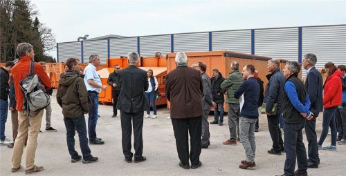Der Leiter des Müll-Bauhofs in Raubling, Guido Hötzl (links, mit weißem Hemd), stellte den Kreisräten die Arbeit der Einrichtung vor.Foto Landratsamt