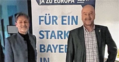Der neue Citymanager Rosenheims, Axel Klug (links), zog mit seiner Präsentation den CSU-Ortsvorsitzenden Dr. Wolfgang Bergmüller sowie die Anwesenden in seinen Bann. Foto re