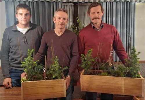 Der neue Jagdvorsteher Stefan Linderer mit Josef Eckl und seinem Vorgänger Dionys Kirschner (von links). Foto Huber
