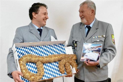 Der neue KSK-Vorsitzende Andreas Kölbl (links) dankte seinem Vorgänger Siegfried Oswald für 24 Jahre Vorstand, unter anderem mit einem Gutschein für einen Rundflug. Oswald übergab seinem Nachfolger den symbolischen Schlüssel für die KSK-Räumlichkeiten. Foto bachmaier