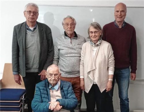 Der neue Vorstand der Goethe-Gesellschaft, bestehend aus (von links) stellvertretendem Vorsitzenden Ralf Siegel, dem Gründer der Goethe-Gesellschaft Rosenheim, Willi Schmid (sitzend), Kassier Helmut Kaiser sowie Vorsitzender Dr. Barbara Mütter und Schriftführer Georg Füchtner.Foto re