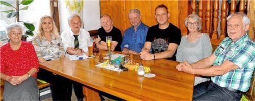 Der neue Vorstand (von links) mit Katharina Obkirchner, Christine Lang, Ludwig Meindl, Willi Bittner, Josef Hederer, Benjamin Schardt, Theresia Schmid und Peter Schmid. Foto bauer