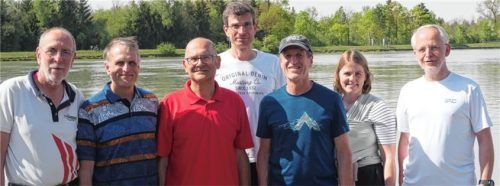 Der neugewählte Vorstand, bestehend aus (von links) Wanderruderwart Paul Geisenhofer, Sportwart Carsten Magnus, Vorsitzendem Klaus Rehm, Bootswart Dr. Johann Härtl, Jugendtrainer Sepp Wagner, Schriftführerin Julia Schmid und Dirk Grösgen, stellvertretender Vorsitzender und Schatzmeister.Foto Rudersport-club rosenheim