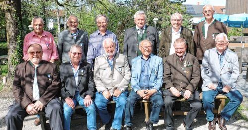 Der Obmann der Interessengemeinschaft der Krieger-, Veteranenvereine und Soldatenkameradschaften im Landkreis Rosenheim (IG Rosenheim), Pius Graf (hinten, Vierter von links), und die mit den goldenen Verdienstabzeichen am Band ausgezeichneten Vorstandsmitglieder aus den Mitgliedsvereinen.Foto Rehberg
