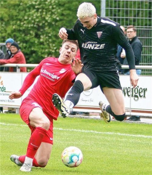Der SV Bruckmühl und 1:0-Torschütze Lennard Schweder (rechts, gegen Nico Weismor) haben auch die Hürde Forstinning genommen.Foto Wolfgang Fehrmann