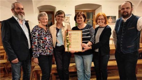Der Vorsitzende des Kreisverbandes für Gartenbau und Landespflege Helmut Schmid (links) und Kreisfachberater Stefan Zimmermann (rechts) überreichten der Vorstandschaft (von links) Maria Haider, Renate Wagner, Gudrun Wittmann und Theresia Koller die Urkunde.Foto gillhuber