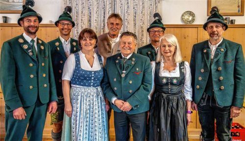 Der Vorsitzende des Trachtenvereins „D´Geiglstoana“, Bernhard Bauer (rechts), überreichte mit seinem Stellvertreter Andreas Hamberger (links) die Ehrenzeichen für langjährige Vereinstreue an Josef Hamberger junior (25), Andrea Pfaffinger (40), Alois Breckl-Stock (50), Dieter Höpfner (25), Siegfried Wachinger (25) und Gabriele Höpfner (25). Foto  Rehberg