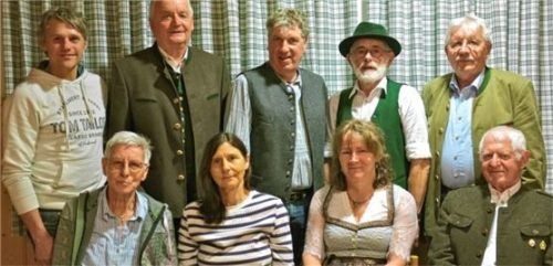 Der wiedergewählte Vorstand: (hinten, von links) Hüttenwart Florian Weichenrieder, Vorsitzender Manfred Guggelberger, Beisitzer Herbert Dangl und Hans Scheck sowie Kassier Johann Guggelberger; (vorne, von links) Kassenprüfer Anni Breitenfellner und Tamara Hollnaicher, Stellvertreterin Elisabeth Daubner und Beisitzer Erwin Auburger. Foto Krammer