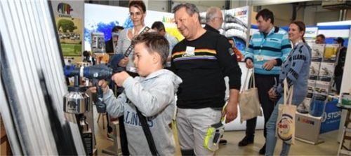Der zehnjährige Felix Schober probiert eine nebelschonende Spritztechnik aus. Foto ruprecht