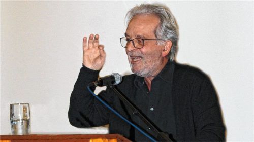 Diakon Manfred Scharnagl ganz in seinem Element: Der leidenschaftliche Kirchenhistoriker führte ebenso packend wie kurzweilig durch den Abend. Foto LAMPRECHT