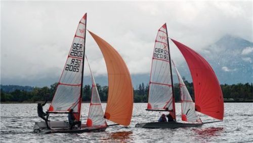 Die 29er segeln mit zwei Segel und Zusatzsegel, Spinaker und Ilcas mit jeweils einem Segel.Foto Niessen