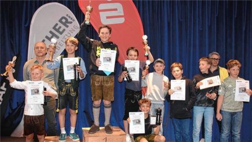 Die Athleten der Altersklasse U12 männlich freuten sich zusammen mit Josef Kuchlmeier (links) von der Firma Bacher Metallverarbeitung.Foto Reichl
