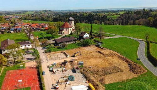 Die Bauarbeiten für das neue Wildenwarter Kinderhaus haben begonnen. Aktuell werden die Humusschicht abgetragen und der Kanal für das Haus verlegt.Foto Rehberg
