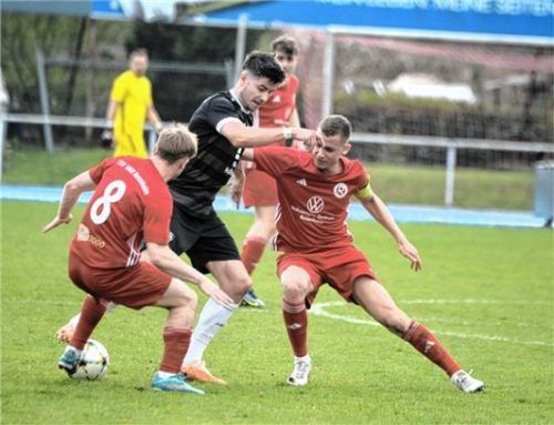 Die beiden Sechziger Lucas Gratt (links) und Adel Merdan nehmen einen Hallbergmooser in die Zange.Foto Ruprecht