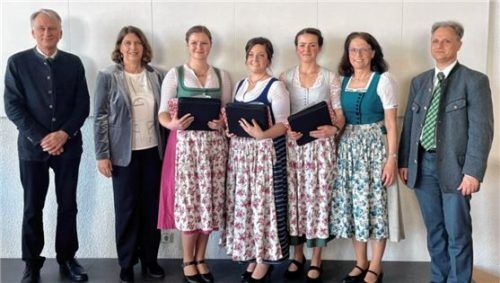 Die besten Absolventinnen der Hauswirtschaft: (von links) Dr. Kasberger und Seidl mit den Absolventen Franziska Klügl, Regina Langschartner und Luisa Astl sowie Bruckmeier und Dr. Nawroth.Fotos re