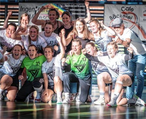 Die Brannenburger Handballerinnen bejubeln die Meisterschaft und den damit verbundenen Aufstieg.Foto TSV
