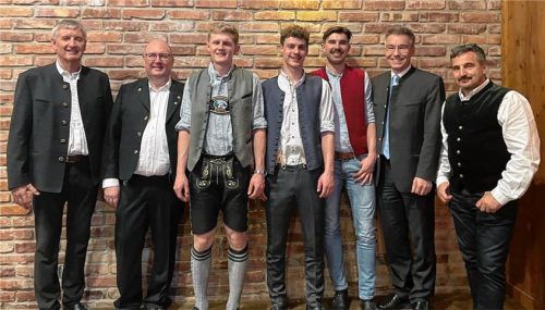 Die drei Jahrgangsbesten des SHK-Handwerks im Landkreis Rosenheim: Georg Thomas Baumann (Dritter von links), Leonhard Sewald (Vierter von links) und Simon Kolb (Fünfter von links) bekamen den Staatspreis für ihre sehr guten schulischen Leistungen (Notendurchschnitt besser als 1,5) verliehen. Prüfungsausschuss-Vorsitzender Josef Gantner (links), Obermeister Gerhard Hardrath (Zweiter von links) sowie Landrat Otto Lederer (Zweiter von rechts) und Rodler Schorsch Hackl sparten nicht mit Lob bei der Freisprechungsfeier. Insgesamt wurden 54 Gesellen, darunter eine junge Dame, freigesprochen. Foto kirchner