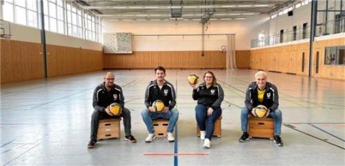 Die Edlinger Volleyballer mit (von rechts): Abteilungsleiter Christian Fendler, Kassierin Veronika Stechl, Sportlichem Leiter Max Böning und Beachwart Peter Gansinger.Foto re