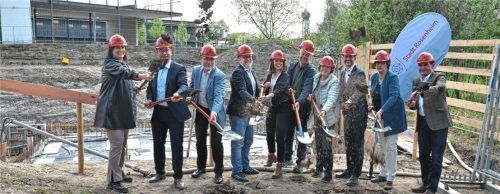 Die ersten Bauarbeiten für den neuen Kindergarten auf der BayWa-Wiese südlich der Panorama-Kreuzung haben bereits begonnen. Foto Schlecker