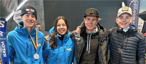 Die Fahrer vom Skiverband Inngau, Maxi Goebel, Marissa Landkammer, Trainer Benedikt Pfob und Luis Lux (von links), zeigten gute Leistungen. Foto Privat