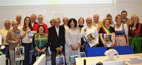 Die Freundeskreis-Vorsitzenden Irmi Gruber (rechts) und Elisabeth Geßner (Dritte von rechts) sowie Bürgermeister Stephan Schlier (Zweiter von rechts) überreichten den Gästen aus Cavaion Geschenke aus Bad AiblingFoto uhe