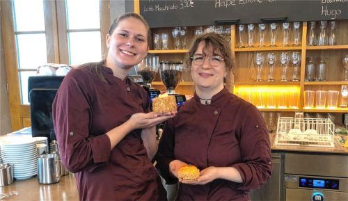 Die Konditormeisterinnen Dorothee Krause und Franziska Rothmayer haben kürzlich die „Naschwerkstatt“ im Bahnhofsgebäude eröffnet und folgen damit als Pächterinnen auf das „Gleis 2“. Fotos Bettinger