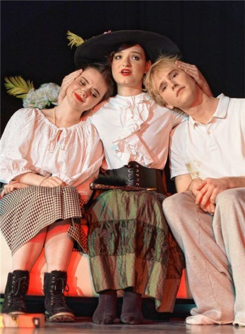 Die Mischung aus Salon-Komödie und Farce präsentieren (von links) Isabelle Klink (Klasse FG12b) als Sorel Bliss, Alexandra Henfling (FTW13a) als Judith Bliss und Titus Deilmann (FS11m) als Simon Bliss. Foto typke