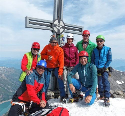 Die Mitglieder der Bergsteigergilde: (von links) Fritz Rosner, Helmut Hoch, Tourenleiter Georg Meltl sowie Vroni Schrödl, Hilmar Franzkewitsch, Rudi Schrödl und Josef Waritschlager in 3564 Metern Höhe auf dem Wiesbachhorn. Foto DAV Ortsgruppe Bergsteigergilde Kolbermoor