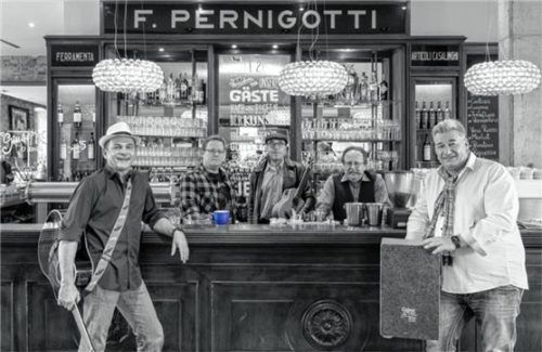 Die Musiker der Band „Blue Cafe“ geben ein kostenfreies Konzert und erfreuen damit die Gäste. Foto re