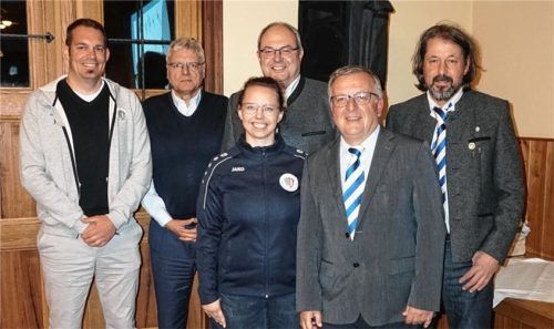 Die neu gewählte Vorstandschaft des TuS Raubling: (hinten von links) Dritter Vorsitzender Florian Heller, Kassier Sebastian Eder, Vorsitzender Uli Maier, Zweiter Vorsitzender Ottmar Konrad sowie (vorne von links) Jugendwartin Isabella Mittermaier und Schriftführer Günther Kammermeier.Foto  app
