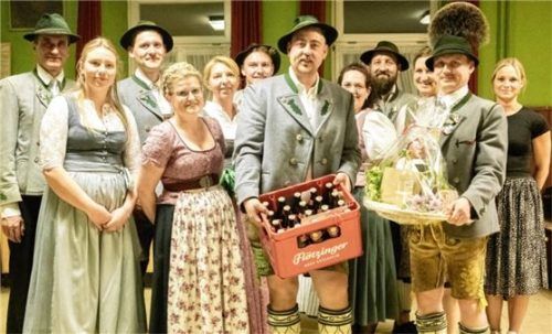 Die neue Vorstandschaft dankte ihren Vorgängern: (von links) Christian Moosrainer, Berni Breit, Stefan Richter, Johanna Lindner, Monika Bauer, Mathias Bauer, der bisherige Zweite Vorsitzende Bartholomäus Schmid, Simone Fiedler, Florian Bauer, Maria Bauer, der bisherige Vorsitzende Florian Niedermaier und Nina Waizmann.Foto re