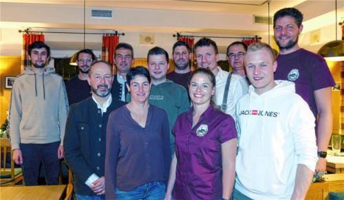 Die neue Vorstandschaft der Engelsberger Altschützengesellschaft: (von links) Raphael Riml, Adrian Vilser, Hubert Reiter, Josef Reiter, Andrea Schlögl, Christian Scheitzach, Johannes Bruckeder, Kristin Rettenbeck, Tobias Fastenmeier, Karl Renner, Sebastian Burggraf und Michael Strobl. Foto gillitz