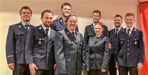 Die neue Vorstandschaft der Feuerwehr Happing: (Von links) Zweiter Vorsitzender Werner Müller, Vorsitzender Sebastian Hauser, Schriftführer Denis Deljkic, Kassier Matthias Becker, Kommandant Marco Höllmüller, Zweite Kassiererin Joline Emich, Zweiter Schriftführer Marinus Staber und stellvertretender Kommandant Christian DiepeltFoto re