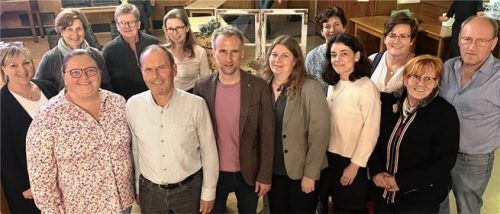 Die neue Vorstandschaft: (von links) Gabriele Lechner, Annette Thum, Schriftführerin Christina Heimbeck, Monika Müller, Kassier Anton Maierbacher, Julia Rausch, Vorsitzender Alexander Heimbeck, Zweite Vorsitzende Sabine Dialler, Heidi Wudy, Amina Grießer-Reiser, Iris Altenweger, Christa Höger und Klaus Ettenhuber. Foto re
