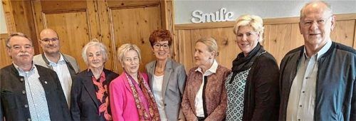 Die neuen Vorstandsmitglieder (von links) mit Beisitzer Hans Peter Lossinger, Kreisgeschäftsführer des VdK-Kreisverbandes Rosenheim Dietrich Mehl, Beisitzerin Busreisen Erika Lauterbach, stellvertretende Vorsitzende Uschi Meishammer, neue Vorsitzende Ulrike Plankl, Schriftführerin Gisela Satzger, Beisitzerin Vorstand Alexandra Linordner und Kassier Norbert Schmitt freuen sich auf eine erfolgreiche Zusammenarbeit.Foto re