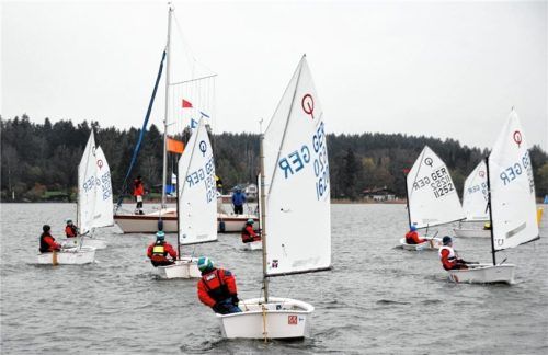Die Optimist-Boote A und B eröffnen die Segel-Regattawettkämpfe auf dem Simssee. Foto Niessen