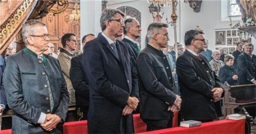 Die Politprominenz in der ersten Bankreihe mit (von links) Bürgermeister Georg Weigl, Dr. Wolfram Weiner, Landrat Otto Lederer und Staatsminister Dr. Florian Herrmann. Fotos Stache