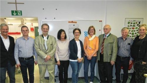 Die Protagonisten der Stiftungsumwandlung (von links) Hans-Dieter Klingspon, Dr. Klaus Wanninger, Prof. Dr. Richard Fischer, Veronika Käferle, Arabella Quiram, Anna Wallner, Siegfried Winkler, Ludwig Heinrichsberger undNicole Dixon Foto Baumann