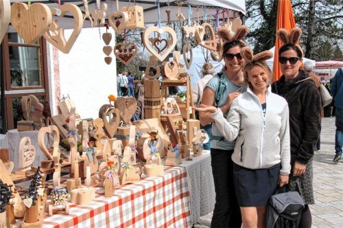 Die Qual der Wahl des richtigen Präsents fürs Osterkörbchen hatten diese drei Osterhäsinnen aus Bad Aibling.