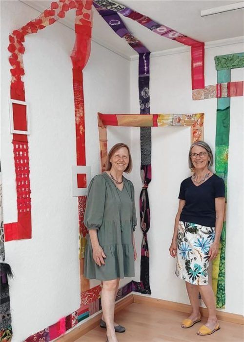 Die Raumskulptur „Parallele Lebenslinien“ haben Therese Austermann (links) und Ingrid Steiner gemeinsam geschaffen. Foto  Riedl
