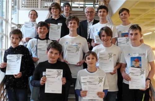 Die Regionalsiegerinnen und -sieger des Wettbewerbs 2024 mit Gerald Rhein vom Seeoner Kreis. Foto Nathalie Bernhardt